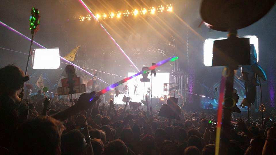 WoStren's tweet photo. @Skrillex thought these pictures summed up the epicness of that evening pretty nicely. http://t.co/PQUuG5nkkQ