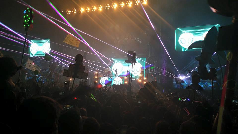 WoStren's tweet photo. @Skrillex thought these pictures summed up the epicness of that evening pretty nicely. http://t.co/PQUuG5nkkQ