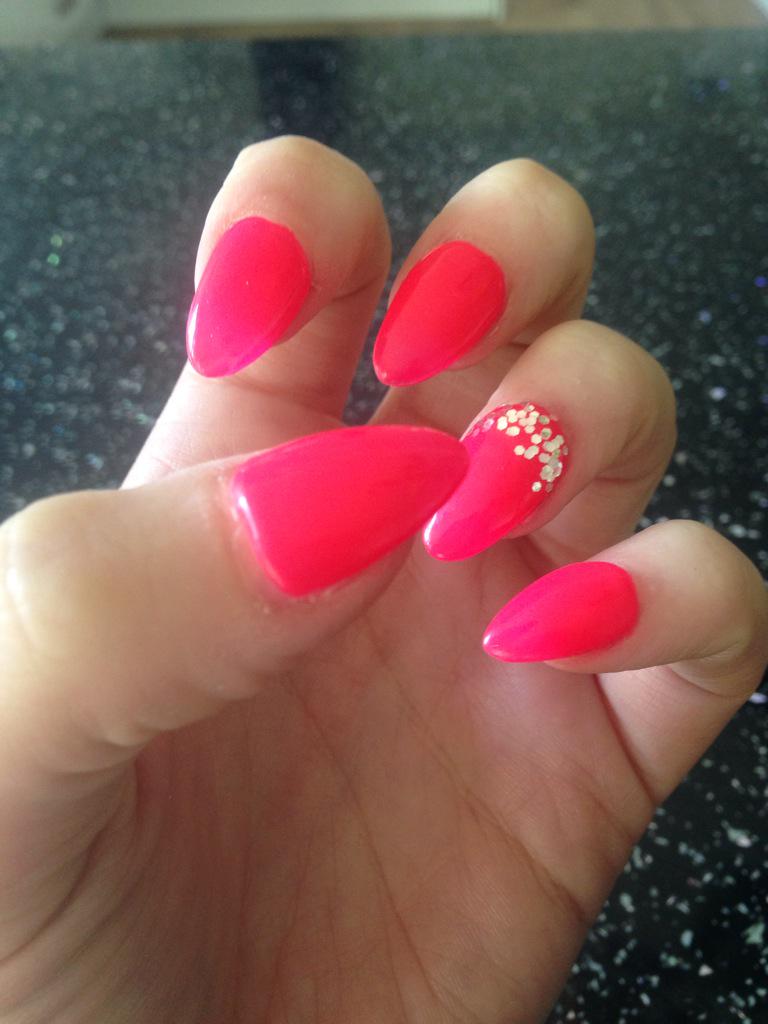 leanne_wl's tweet photo. Love my nails ❤️💅 love my Job 😊 http://t.co/NV9AT8iu7j