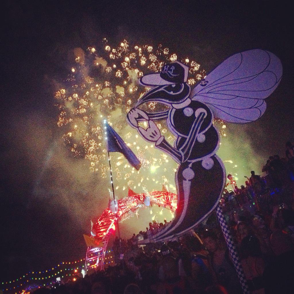 Supatothedupa's tweet photo. @djrye my crews totem 🌋 Caught this pic at just the right moment . Fucking magic ! #EDCLV2015  @killersteeze431 http://t.co/ewqAirToca