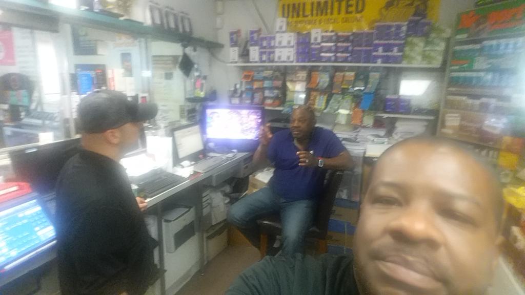 BoostMobileSean's tweet image. Teaching Paul life behind the counter.  Its so on #letsclosehard #another0doordown.  #teachthemhowtofish @TaVonatSPG