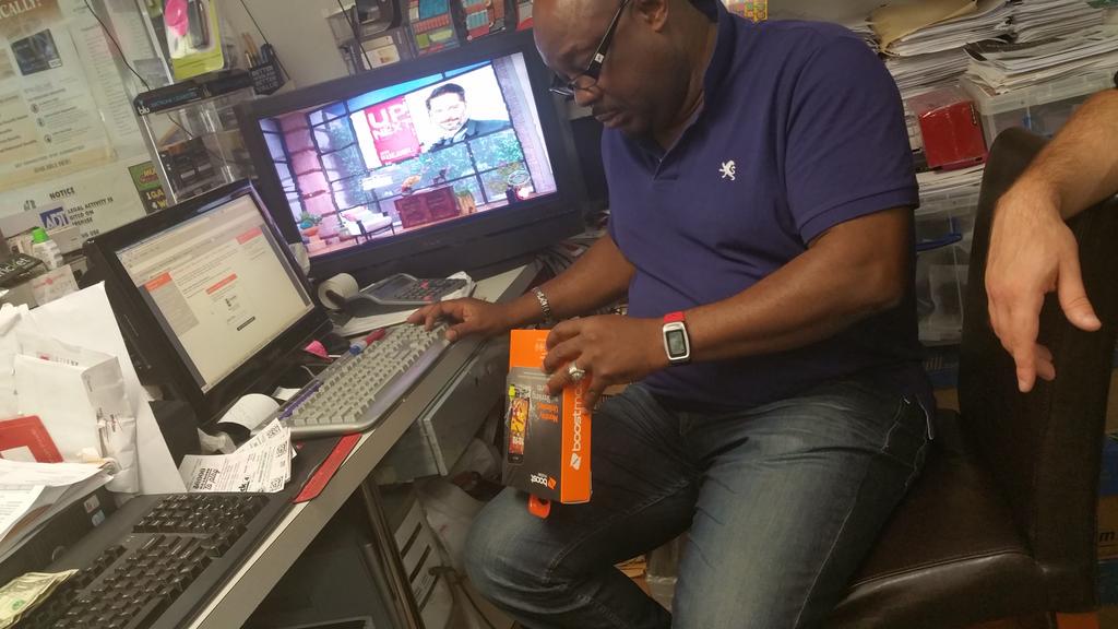 BoostMobileSean's tweet image. Teaching Paul life behind the counter.  Its so on #letsclosehard #another0doordown.  #teachthemhowtofish @TaVonatSPG