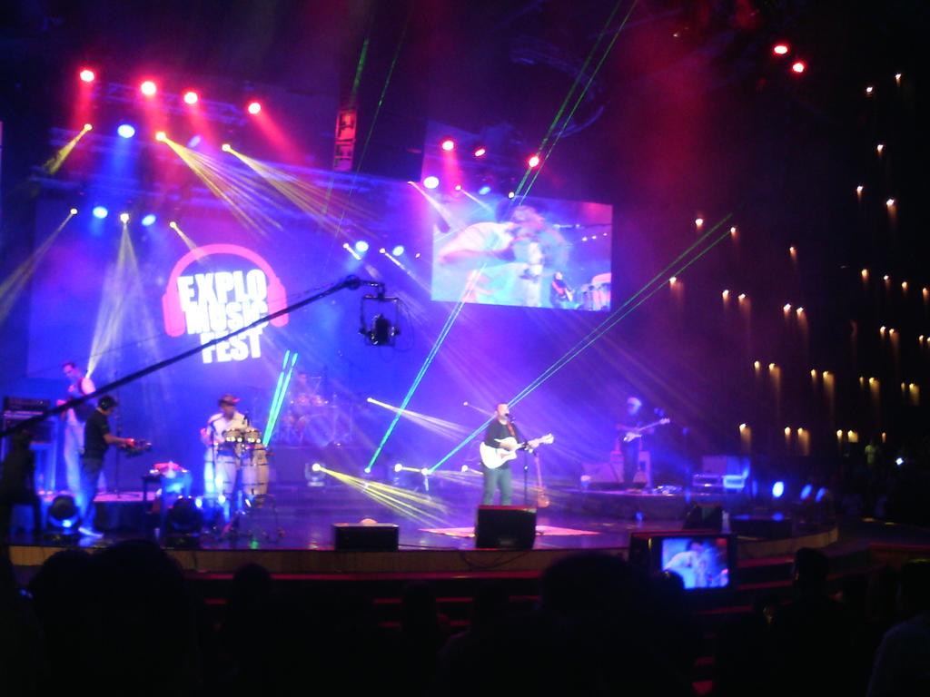 AndreaLae_'s tweet photo. Nadie se libró de tremenda contagiada😄 ¡Qué bendición tenerlos en #Explo2015 ! @Contagiousband @explomusicfest http://t.co/ZfUgo8tDs7