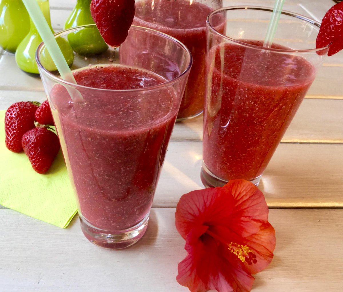 helloveganshop's tweet photo. Juhui der Sommer ist da! Rezept für Power-Erfrischung an heissen Tagen: Erdbeer Chia Smoothie!
http://t.co/79hAOUChoy http://t.co/KurgkIMWAW