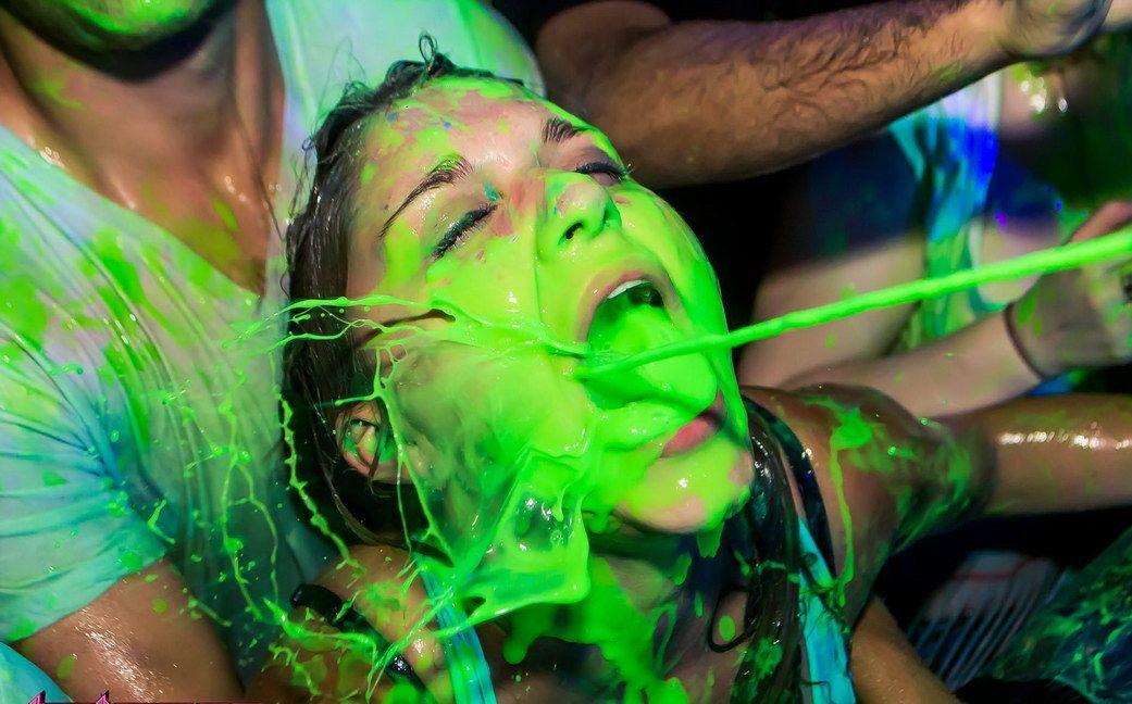 RepostWizard's tweet image. Looks like the Hulk got a new girlfriend.