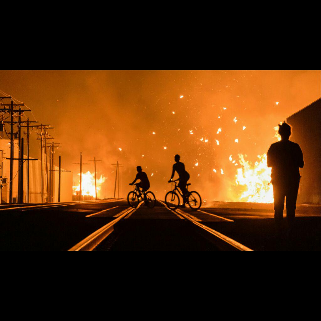 SpradlinPhoto's tweet photo. Last night, Wenatchee burned. Today we begin to rebuild. #sleepyhollowfire #Wenatchee #NCW #wenatcheestrong http://t.co/LU7G6as7pn