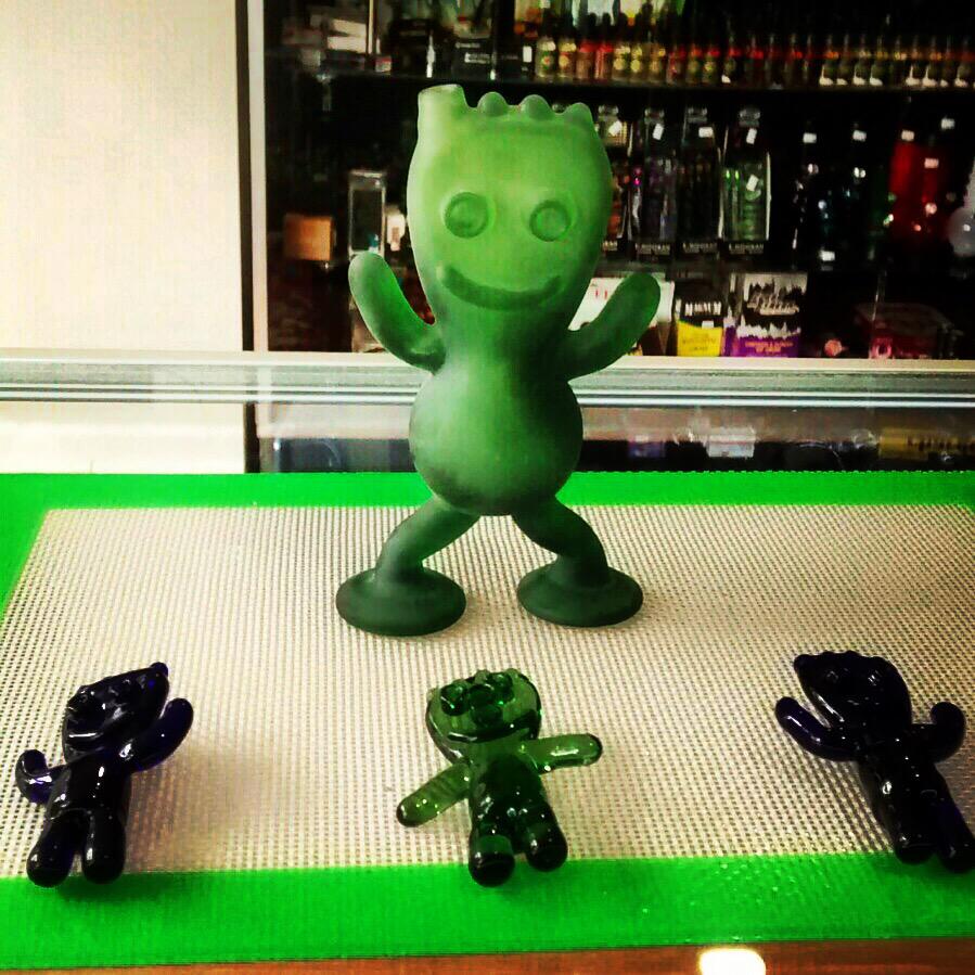 HeadOfGlassPITT's tweet photo. Chuck B Glass Sour Patch Kid Oil Rig and Pendants at @headoftheglass "First they're sour then they're sweet" http://t.co/0hmBkwRAj1
