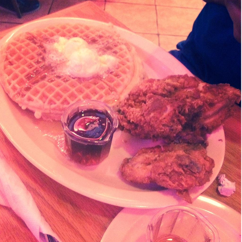itsJOVIbaby's tweet image. The only chicken &amp;amp; waffles I'll really fvck with 🔥🍖🌊  #Scoes