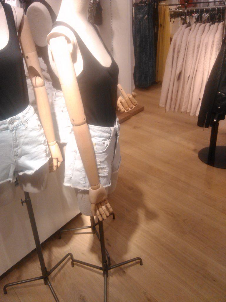 Nass_pink's tweet photo. Pues esto es lo que le acaba de hacer un niño al maniquí de la tienda en la mano..Jajaaj #melocomo😅 http://t.co/dC6djbyYW0