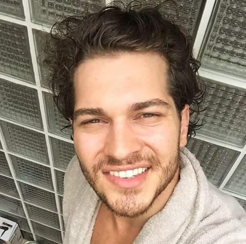 YesimDoksoz's tweet photo. Allahım  kirli sakal bir insana bu kadar mı yakışır ğülüşüne kurban olurum @cagatayulusoyy ♥♥♥♥ http://t.co/LrfrsX2gfA