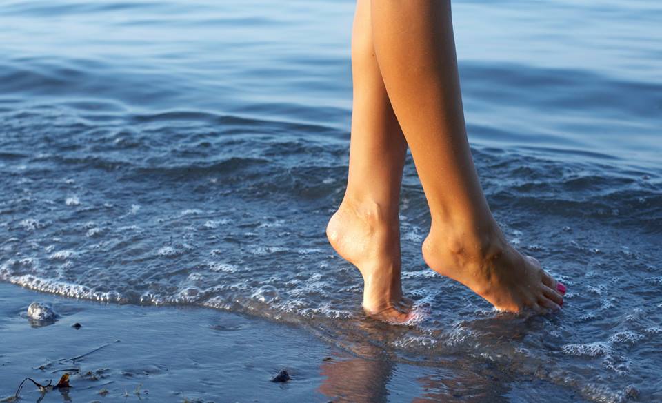 blue_saphire5's tweet photo. If you are not barefoot, you are over-dressed http://t.co/fJ4THyAsNX