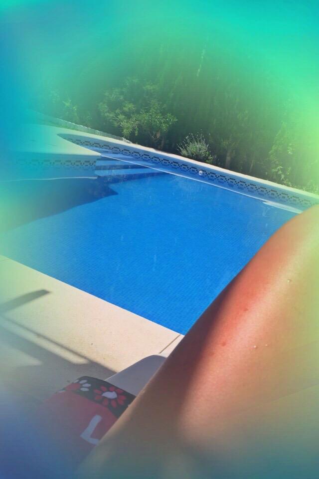 RuthieSmiles's tweet photo. 💦Este ha sido el plan de hoy...🐬 #casaSuegris #Espartinas #summer #caefuegoenmipiso🔥 #BubbitaFeliz�� #CasadesuYaya💁🏼 http://t.co/VD8QAtOLhg