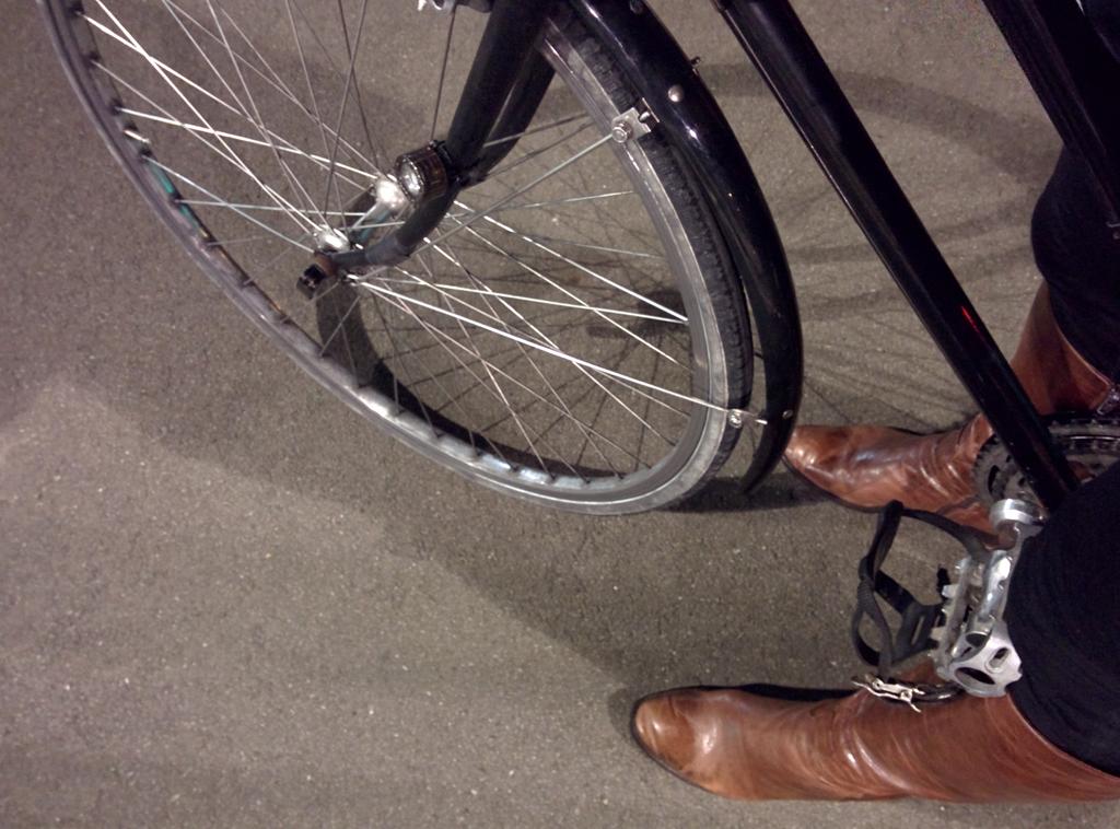 fixiebelle's tweet photo. Queenie & I: 40km/hr in "30km" traffic Mana Esplanade. Nice seal @NZTAWgtn! #warminwinter #cyclechic #styleandspeed http://t.co/pUzrWYjWc7
