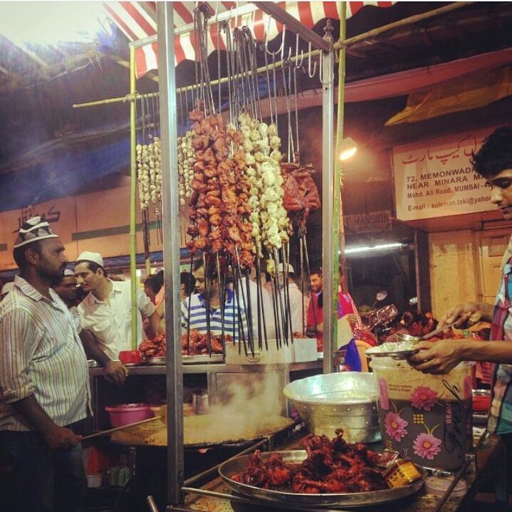 RSUnpredictable's tweet photo. Ramadan nights at mohd ali road..#Mumbai http://t.co/IgpiKFBt8d
