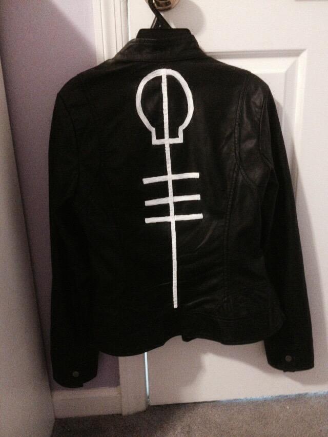 ianaIexander's tweet photo. @skeletonclique @twentyonepilots did a little something to my leather jacket. |-/ http://t.co/zwiWpppwb6