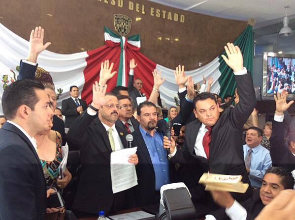 Noticias #Chih I  Aprueban reforma política entre gritos y matracas; habrá más diputados

tiempo.com.mx/_notas/2262200