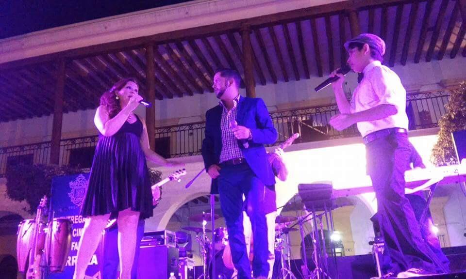 TonoLizarraga1's tweet photo. Agradezco a la #FamiliaBarraza ganadores d @MePongoDePieMX su invitación al homenaje en @MazatlanMex. ¡Felicidades! http://t.co/0HsUjtQS0h