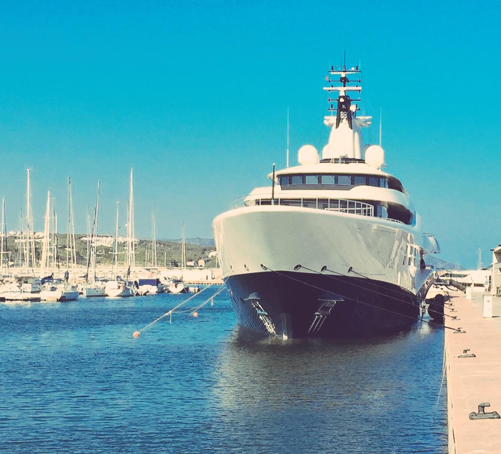 ExpatIn_Spain's tweet image. Nice Beer at the Yacht Club &amp;amp; if you have a spare €20mil this might be on the shopping list! #NotForMe #WrongColour