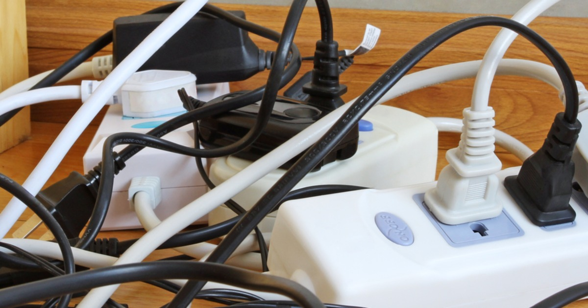 jdraut16's tweet photo. Even when electronics are off, they can sap your energy. Try a smart power strip: https://t.co/I6TTzVd0p5 http://t.co/gPa81jarD6