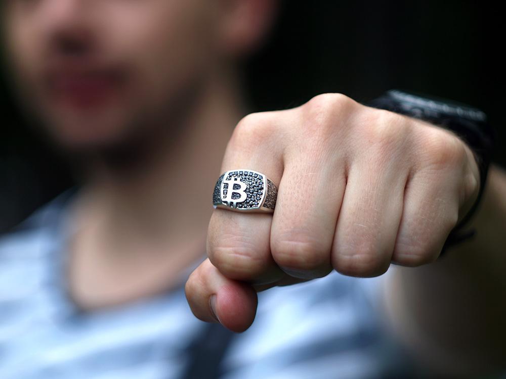 StivenFad's tweet photo. My bitcoin ring has arrived!
Bought on https://t.co/NtIiQbkiy2 http://t.co/F9yiY24pnk