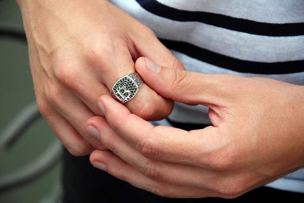 StivenFad's tweet photo. My bitcoin ring has arrived!
Bought on https://t.co/NtIiQbkiy2 http://t.co/F9yiY24pnk