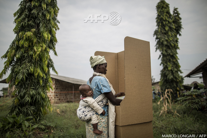 afpfr's tweet photo. #Burundi Jour de vote, dans le quartier de Kinama, à Bujumbara. Photo @mlongari #AFP http://t.co/2X9H7QNXv6