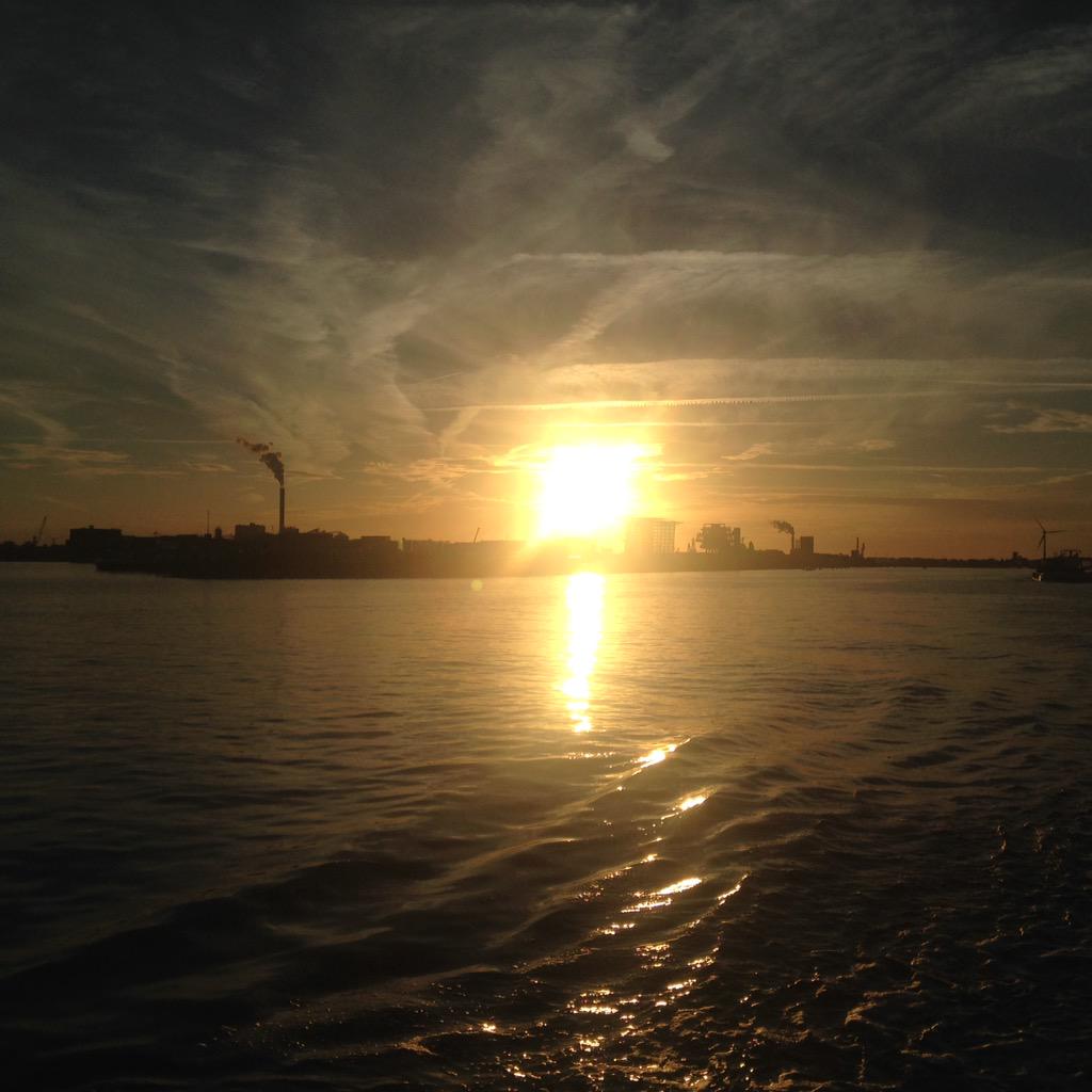 overhetij's tweet photo. Genieten van het uitzicht na een lange kantoordag! #overhetij #aftellen http://t.co/oGu6LsPOdK