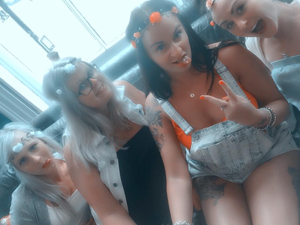 tinkerbelle122's tweet photo. Flower power✌🏼️ http://t.co/B38dhi5UBJ