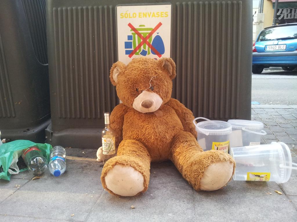 HugoAtman's tweet photo. El oso del madroño busca trabajo http://t.co/xFV0m9n5nr