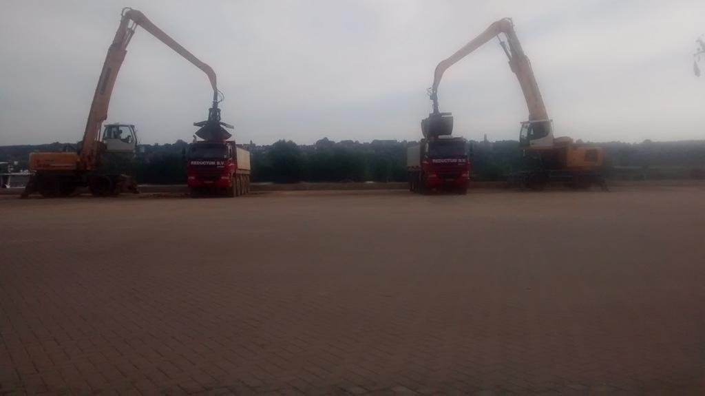 nieuwedijkhop's tweet photo. Met twee kranen een schip lossen. #samenwerken .,,^MS http://t.co/o1Z2yxPH7q
