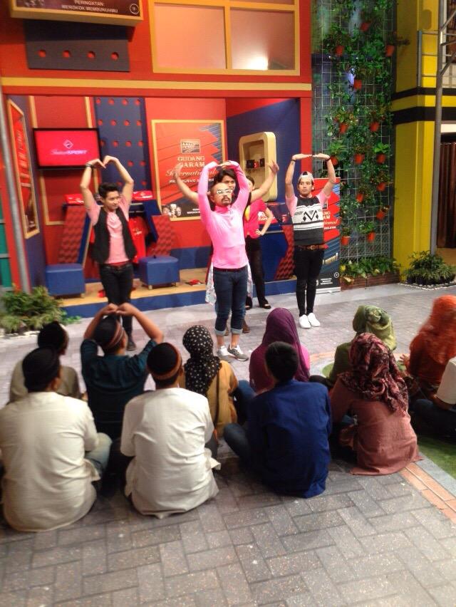 TRANSTV_CORP's tweet photo. Wih @WCIndonesia luwes banget ya ngedance, salsa, jaipongan, semua bisa! 😅 #SII_janganribet http://t.co/YvS8PzQntx