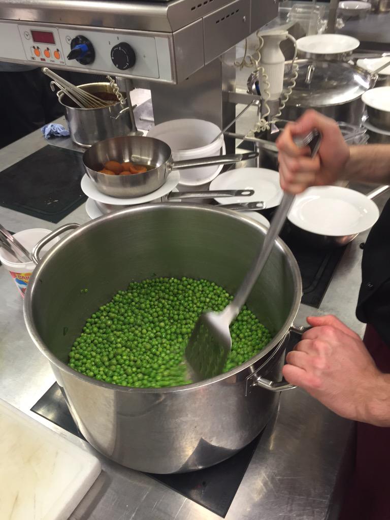 The140's tweet photo. In der Küche wird übrigens fleißig gekocht. #GrüßeAusDerKüche #the140 http://t.co/PRa6YYQ0cj