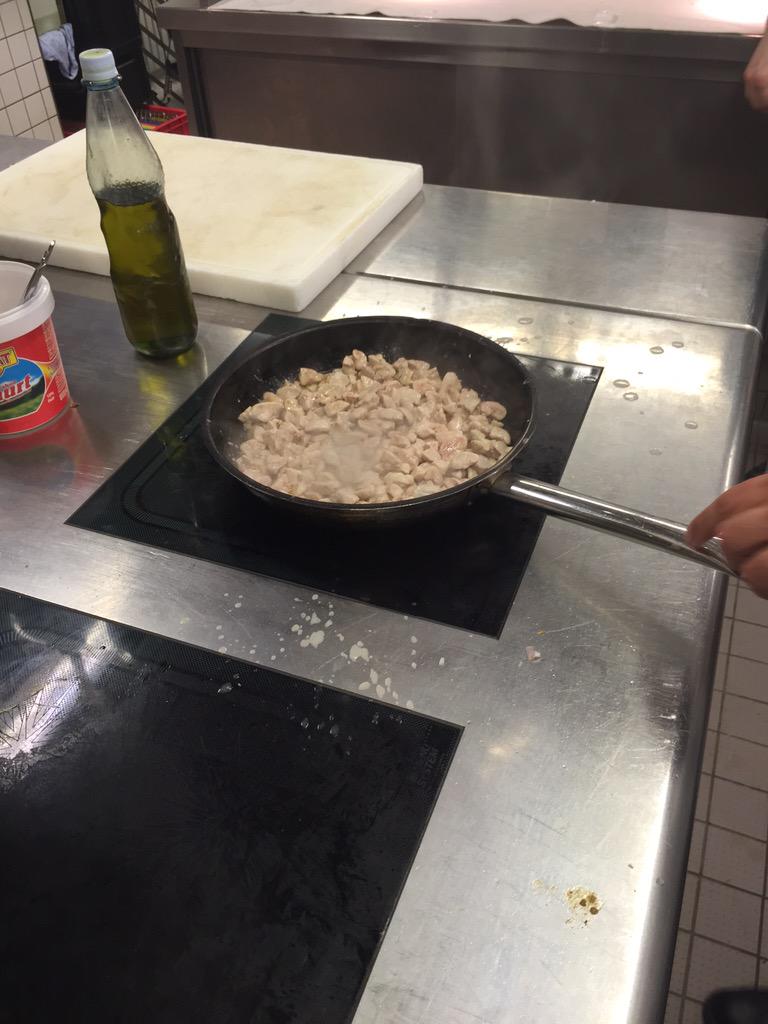 The140's tweet photo. In der Küche wird übrigens fleißig gekocht. #GrüßeAusDerKüche #the140 http://t.co/PRa6YYQ0cj
