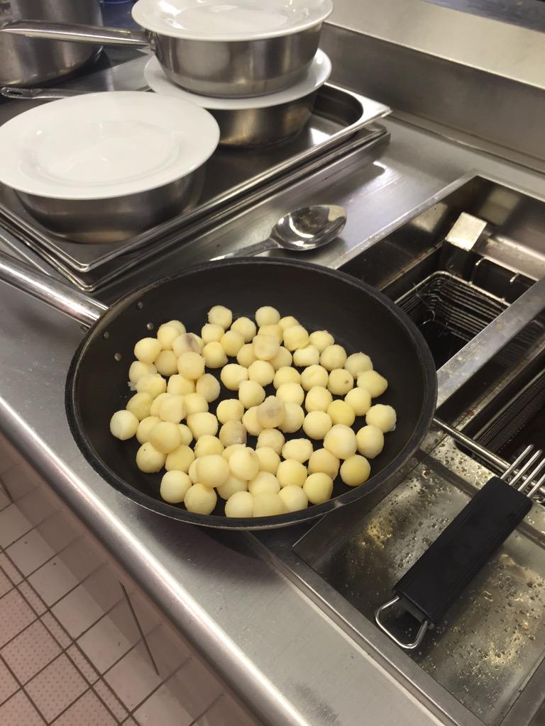 The140's tweet photo. In der Küche wird übrigens fleißig gekocht. #GrüßeAusDerKüche #the140 http://t.co/PRa6YYQ0cj