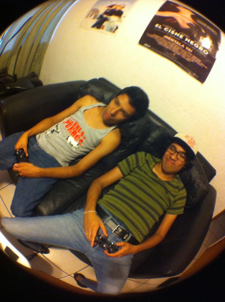 GassClassicoPR's tweet photo. ¡Inicio de semana y Cesar y Reni lo saben! #GassClassico http://t.co/9tUdrbOLYp