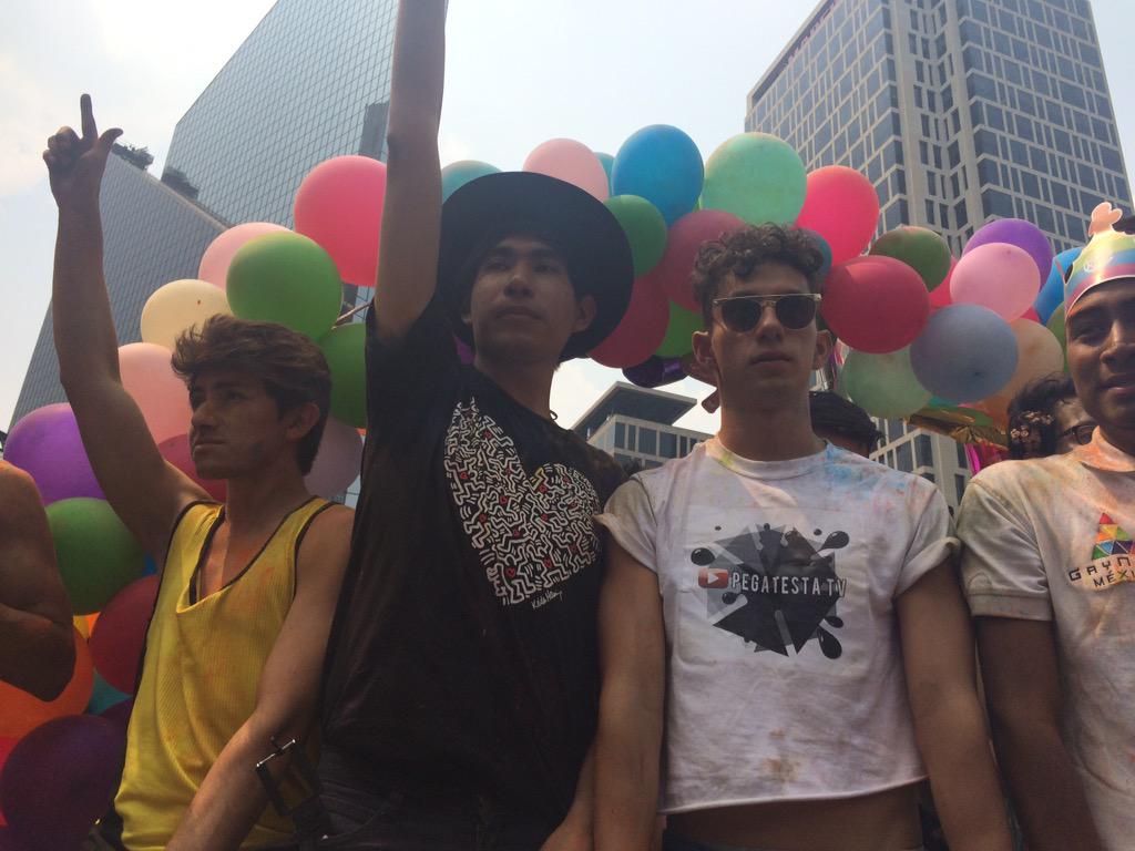 ElarmarioRadio's tweet photo. Nos encontramos a la Mother Mana @MrRichiePay en la marcha en un carro. #MásPerra #EnPudiente #Jotorreo. 🌈 http://t.co/MZc4wqWsbi