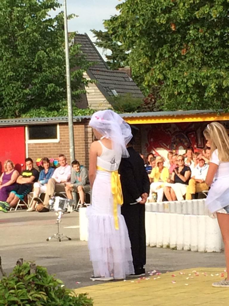 DeScheperLaren's tweet photo. De eerste voorstellingen van ons zelfgeschreven musical zitten er op. Super goed gedaan kanjers! http://t.co/dqm9GIooE7
