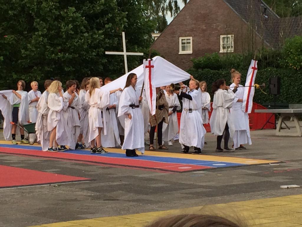 DeScheperLaren's tweet photo. De eerste voorstellingen van ons zelfgeschreven musical zitten er op. Super goed gedaan kanjers! http://t.co/dqm9GIooE7