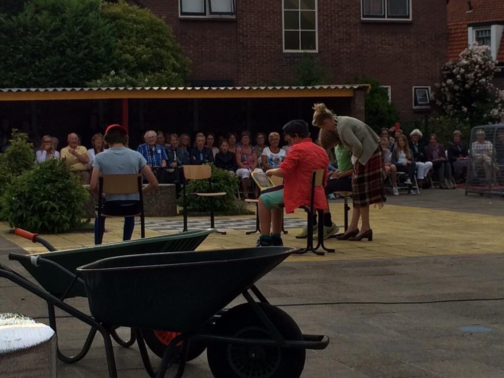 DeScheperLaren's tweet photo. De eerste voorstellingen van ons zelfgeschreven musical zitten er op. Super goed gedaan kanjers! http://t.co/dqm9GIooE7