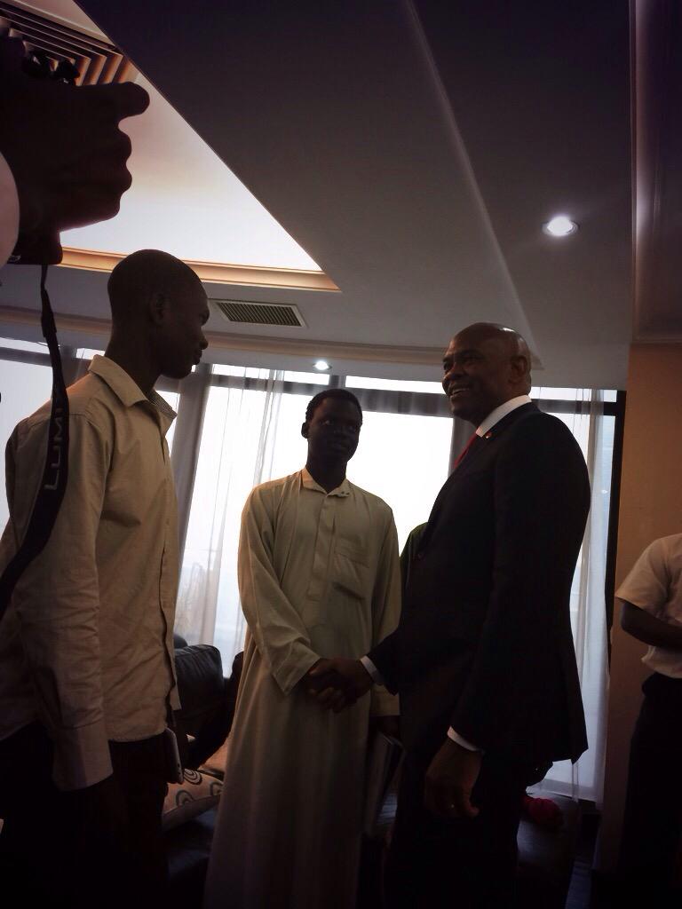 TonyElumeluFDN's tweet photo. .@TonyOElumelu is impressed as the Tony Elumelu entrepreneurs in #Mali share their innovative ideas with him http://t.co/h3ZNVtQ24M