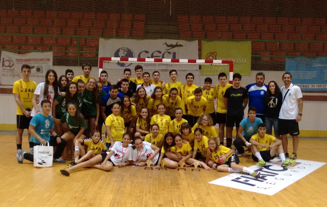 cbmmaristasalge's tweet photo. Foto de familia del @cbmmaristasalge en la entrega de trofeos de ayer del #TVM2015 #adnMaristes http://t.co/WzVThITO24