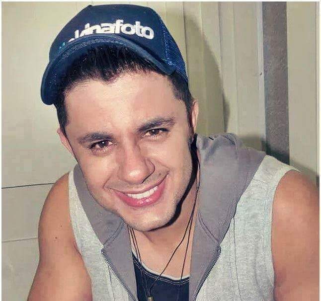 Fanaticas_Cris's tweet photo. Seu Sorriso se eternizada em nós! @CristianoAraujo Eterno http://t.co/4O0MlqwKgn