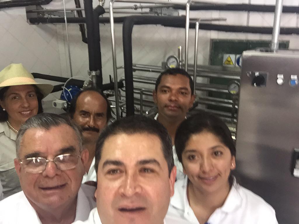 JuanOrlandoH's tweet photo. Contento al inaugurar la planta de APROLAC en Dulce Nombre, Copan! Más de 6 mil litros/diarios! Leche fresca ..... http://t.co/stjCCnhdLL