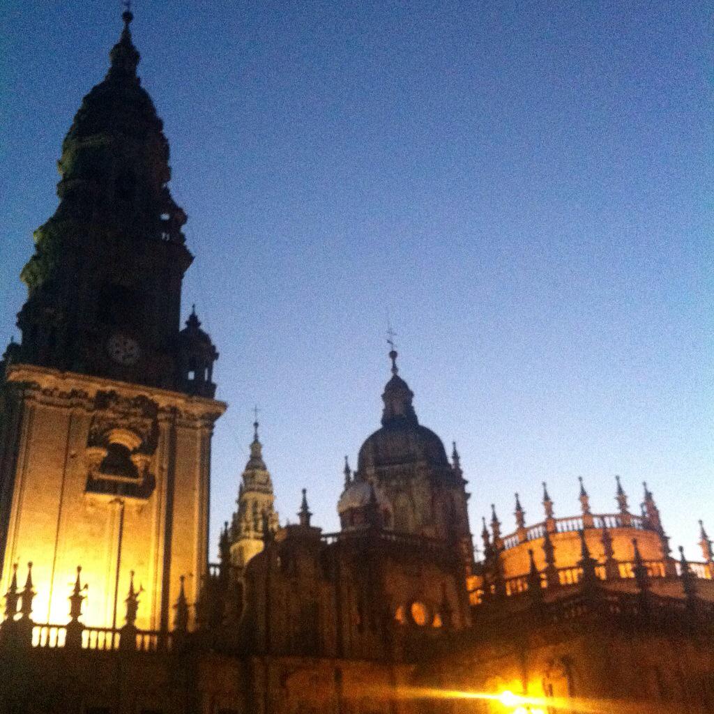 AntonioRobles88's tweet photo. Yo es que eso de que a las 23:00 sea de noche en Santiago de Compostela no lo llevo muy bien... http://t.co/KVbYebST0B