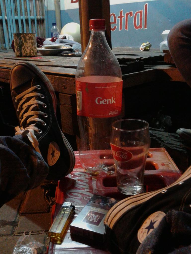 Semangat genk #cocacolalife #cocacolasummer #Converse #wb421
