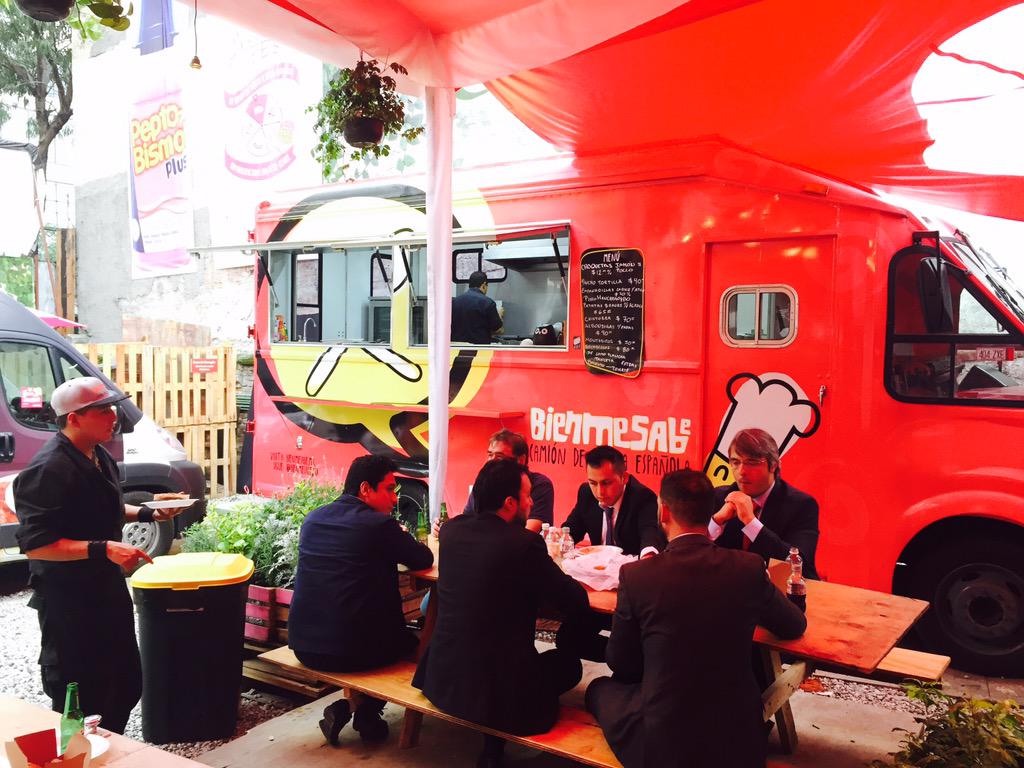 diegoteca's tweet photo. @diegoteca: Inaugurando el FoodTruck de @BienmesabeMx en el @St_foodcenter ...espectacular!! :D http://t.co/e6EDBPM3nC