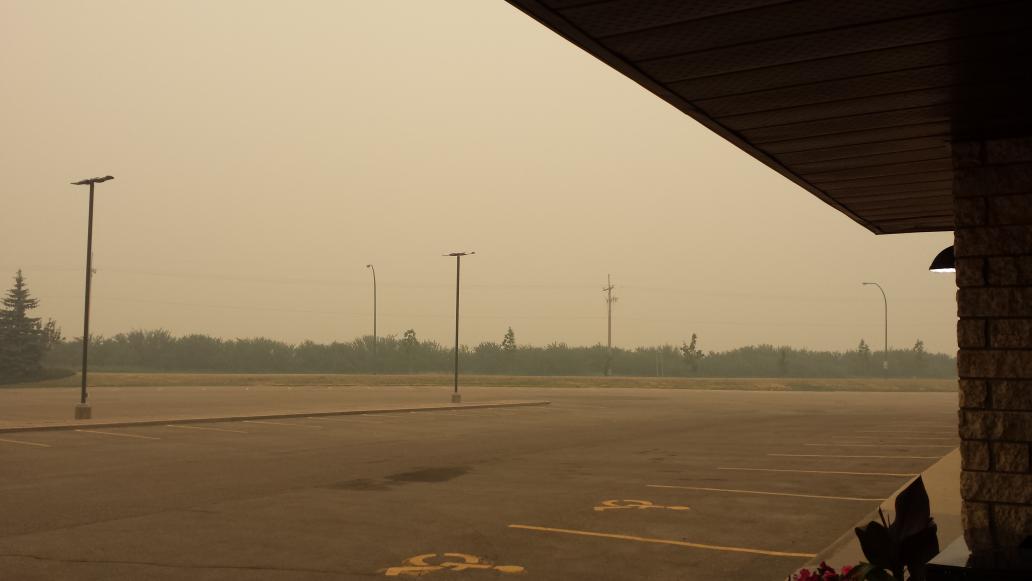 tinlynn81's tweet image. You know the fires are bad up north when in looks like this at lunch time in Saskatoon. #yxe #skfire #RainNeeded