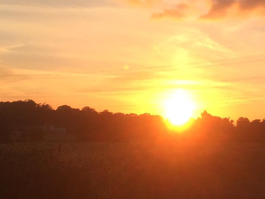 ASK_Physio's tweet photo. I bloomin love summer and late evenings and late rides. @StevenageCTC @WalkernRevCC Lovely sunsets. #cyclingRT http://t.co/sWqpv8usk6