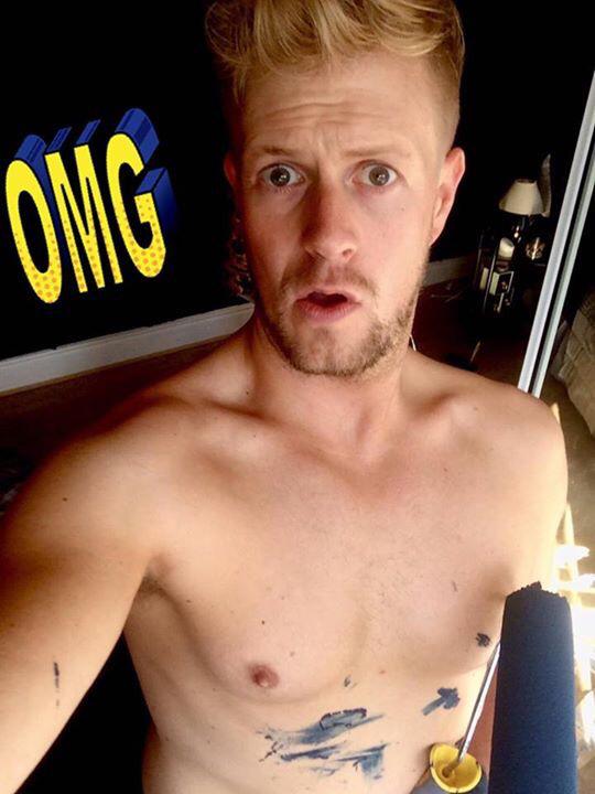 paul_stumpy's tweet photo. Spot of painting #MondayMotivation #GetSummerStarted #LGBT #GayUK #BackOnTrack #gay #Selfie #TakeControl #LUSH @BandQ http://t.co/CaWvoRDOgt