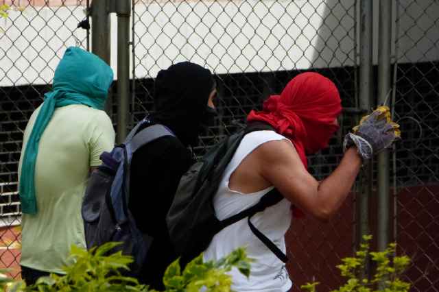 chantalsz026's tweet photo. VÁNDALOS de la #UNET que atacaron sede .@Prensaubvtachir están IDENTIFICADOS ... el PUEBLO del #Tachira PIDE JUSTICIA http://t.co/8hS3lhC0Nx